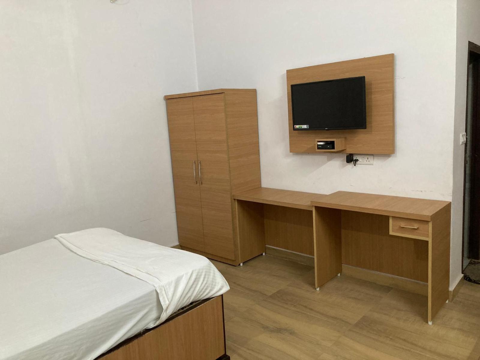 Hotel Jp International Naimisharanya Pokoj fotografie